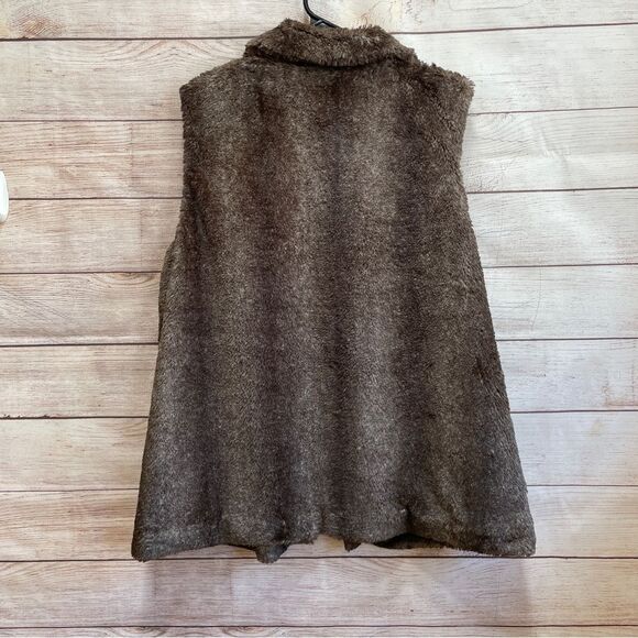 CHICOS FAUX FUR VEST IN BROWN - Picture 4 of 6